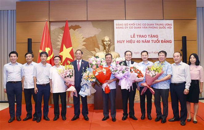 Trao huy hiệu 40 năm tuổi Đảng cho hai lãnh đạo quốc hội ảnh 2