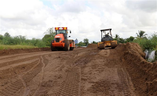 Đường ven biển Rạch Giá-Hòn Đất nằm trên địa bàn huyện Hòn Đất (Kiên Giang) đang giai đoạn thi công. (Ảnh: Lê Huy Hải/TTXVN) Giải ngân vốn đầu tư công đạt 51% kế hoạch trong 8 tháng ảnh 1
