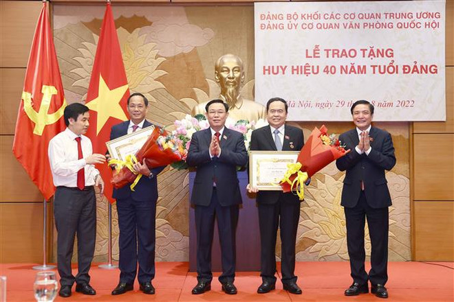 Trao huy hiệu 40 năm tuổi Đảng cho hai lãnh đạo quốc hội ảnh 1