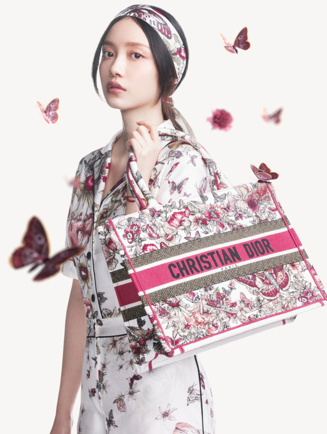 Lóa mắt trước món đồ đắt giá trong BST mừng Tết từ các nhà mốt xa xỉ ảnh 20