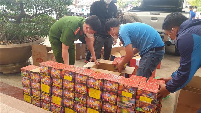 Lực lượng chức năng kiểm đếm số pháo lậu thu giữ được. (Ảnh: Đậu Tất Thành/TTXVN) Bình Phước bắt giữ 4 đối tượng vận chuyển pháo trái phép ảnh 1