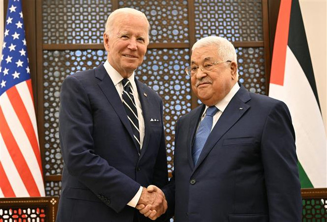 Tổng thống Palestine Mahmoud Abbas (phải) và Tổng thống Mỹ Joe Biden tại cuộc gặp ở Bethlehem, Bờ Tây, ngày 15/7. (Ảnh: AFP/TTXVN) Những vấn đề còn bỏ ngỏ ở Trung Đông sau chuyến thăm của ông Biden ảnh 4