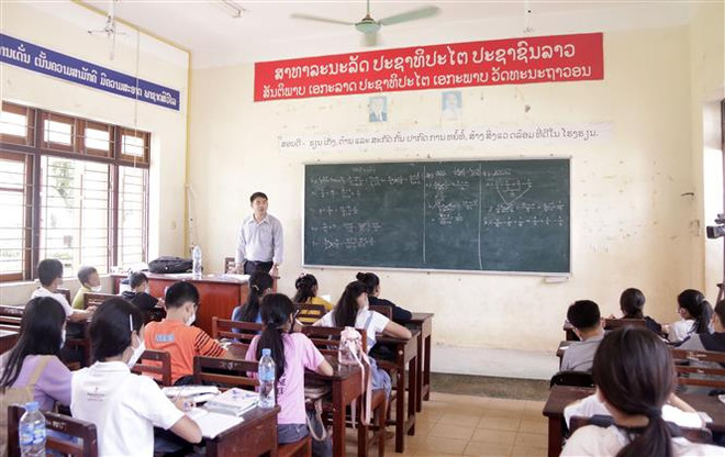 Một lớp học tại Trường Năng khiếu và dự bị Đại học Viêng Chăn. (Ảnh: Phạm Kiên/TTXVN) Quan hệ Việt-Lào sẽ tiếp tục phát triển ngày càng mạnh mẽ, bền vững ảnh 2