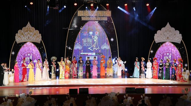 Ấn tượng tà áo dài tại chung kết Hoa hậu Áo dài phu nhân toàn châu Âu ảnh 1