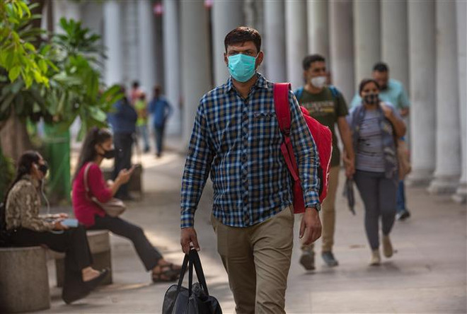 Người dân đeo khẩu trang phòng dịch COVID-19 tại New Delhi, Ấn Độ. (Ảnh: THX/TTXVN) Ấn Độ ghi nhận số ca mới COVID-19 cao nhất trong 4 tháng ảnh 1