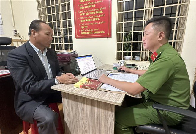 Nguyễn Tự Cường làm việc với cơ quan điều tra Công an huyện Đức Trọng. (Ảnh: TTXVN phát) Lâm Đồng bắt quả tang đối tượng tống tiền cán bộ địa chính xã ảnh 2