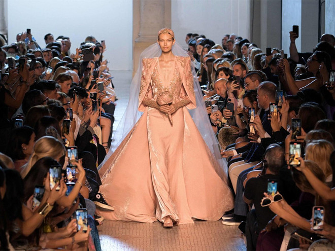 Elie Saab Thu Đông 2023: Dấn ấn thời trang huy hoàng thời Trung cổ ảnh 1
