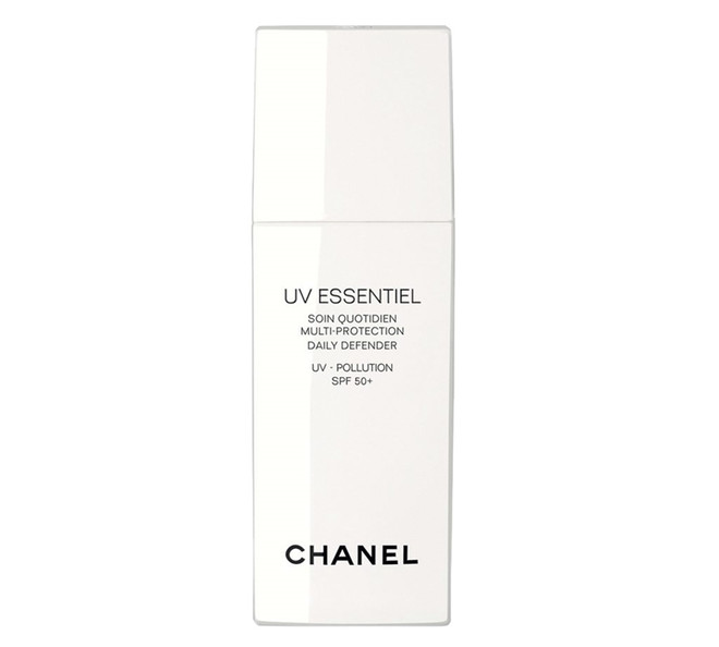 Chanel - UV Essentiel Multi-Protection Daily Defender UV-Pollution SPF50: Lá chắn hoàn hảo bảo vệ da trước cả tia UV bước sóng dài, tia hồng ngoại và ánh sáng trong nhà. Kem chống nắng này còn chứa phức hợp độc quyền giúp bảo vệ DNA và tế bào gốc của làn da. Bí quyết sử dụng kem chống nắng đúng cách và hiệu quả trong mùa Đông ảnh 7