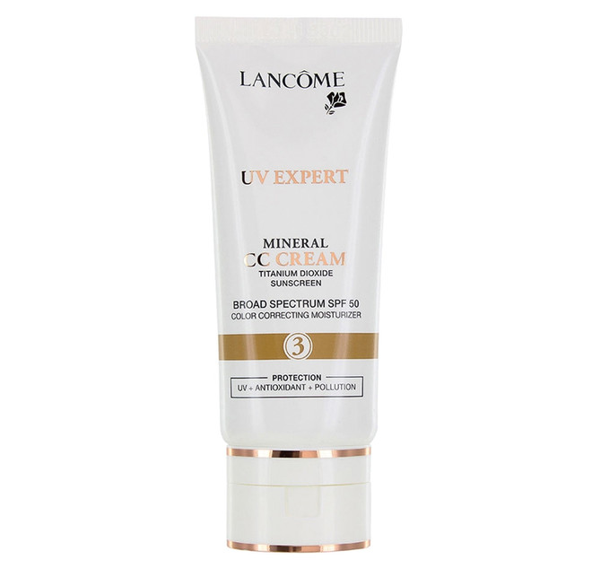 Lancôme - UV Expert Mineral CC Cream: Kem CC trang điểm sở hữu công nghệ Mexoryl SX + XL độc quyền của tập đoàn L’Oréal, bảo vệ da trước cả tia UV bước sóng ngắn lẫn bước sóng dài - tức yếu tố hàng đầu gây sạm nám. Bí quyết sử dụng kem chống nắng đúng cách và hiệu quả trong mùa Đông ảnh 3