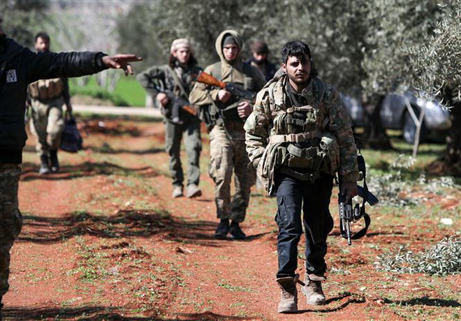 Các tay súng Syria ủng hộ Thổ Nhĩ Kỳ đóng quân gần thị trấn Saraqeb, phía Đông tỉnh Idlib, Tây Bắc Syria ngày 26/2/2020. (Ảnh: AFP/TTXVN) Hội đồng Bảo an lại bày tỏ quan ngại về tình hình nhân đạo tại Syria ảnh 1