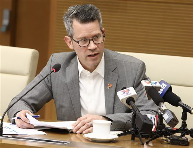 Tiến sỹ Matthew Moore, Giám đốc chương trình An ninh sức khỏe toàn cầu (GHS), Trung tâm Dự phòng và Kiểm soát bệnh tật Hoa Kỳ (CDC) tại Việt Nam phát biểu. (Ảnh: Văn Điệp/TTXVN) WHO, CDC đánh giá cao Việt Nam trong phòng, chống dịch COVID-19 ảnh 3