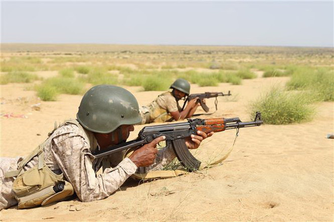 Binh sỹ Chính phủ Yemen gác tại một điểm chốt ở tỉnh Hajjah. (Ảnh: THX/TTXVN) Lực lượng ủng hộ chính phủ Yemen và phiến quân Houthi trao đổi tù binh ảnh 1