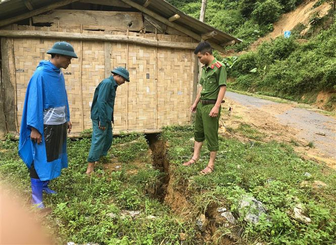Nghệ An: Xuất hiện vết nứt dài hơn 700m, nhiều hộ dân di dời khẩn cấp ảnh 1