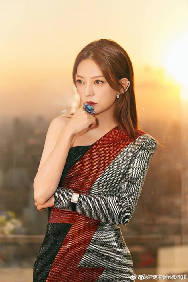 Nhờ giảm 15kg, Triệu Vy “lột xác” thành sao nữ sành điệu ở tuổi 42 ảnh 6