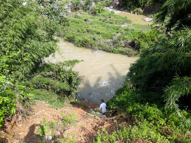 Đắk Lắk: Xuống mép sông chơi, hai học sinh bị nước cuốn trôi ảnh 1