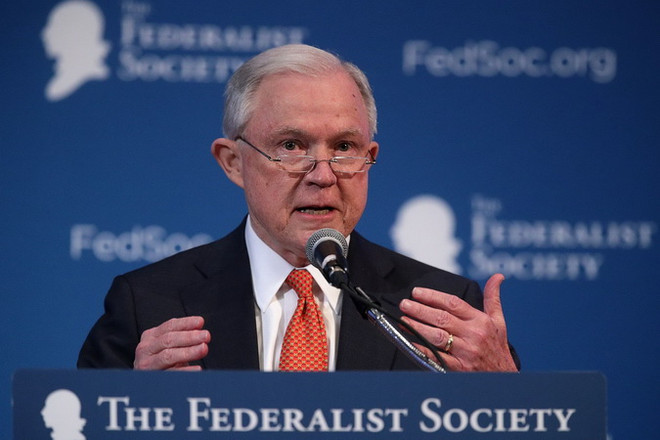 Bộ trưởng Tư pháp Mỹ Jeff Sessions. (Nguồn: AFP/TTXVN) Bộ trưởng Tư pháp Mỹ dọa từ chức nêu ông Trump sa thải cấp phó ảnh 1