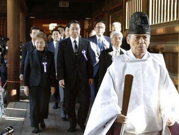 Thủ tướng Nhật Bản Shinzo Abe gửi đồ lễ đến đền Yasukuni ảnh 1