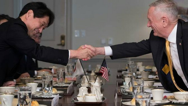 Bộ trưởng Quốc phòng Mỹ Jim Mattis (phải) và người đồng cấp Nhật Bản Itsunori Onodera trong cuộc gặp tại lầu năm Góc. (Nguồn: AFP) Tổng thống Mỹ sẽ hối thúc Triều Tiên từ bỏ mọi loại tên lửa ảnh 1