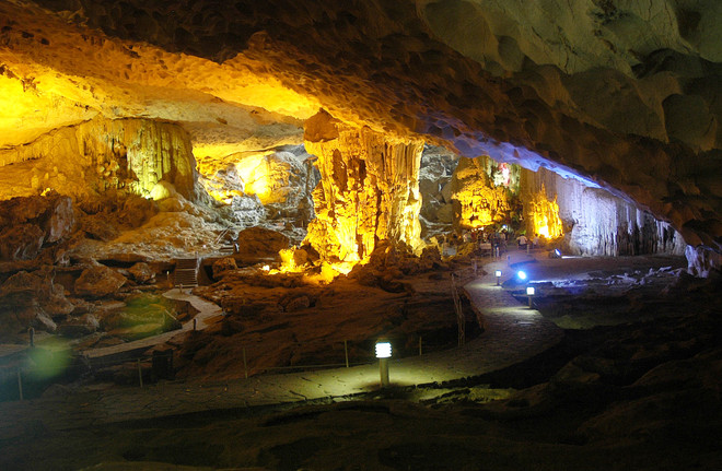 Chưa có cách tẩy xóa chữ viết bẩn lên hang động Vịnh Hạ Long ảnh 1