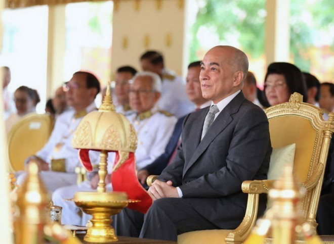 Quốc vương Campuchia Norodom Sihamoni chủ trì Lễ hội Tịch điền 2024 tại tỉnh Kampong Speu. (Ảnh: AKP/TTXVN phát) ttxvn_khai_hoi_tich_dien2.jpg
