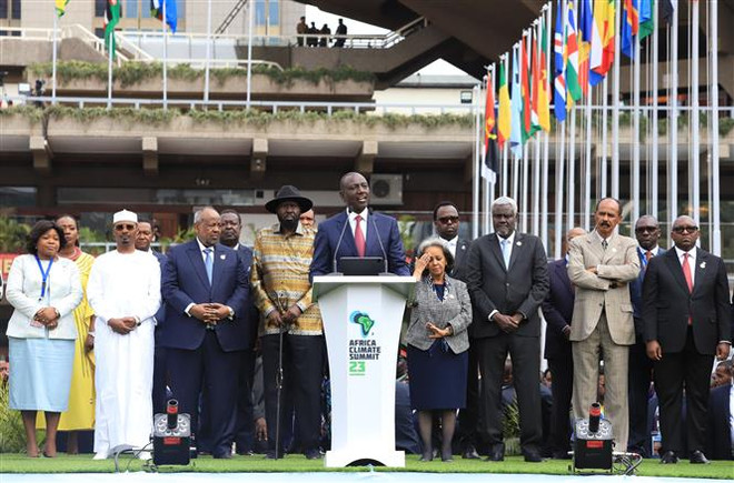 Tổng thống Kenya William Ruto (giữa, phía trước) cùng lãnh đạo các quốc gia trong cuộc họp báo bế mạc Hội nghị Thượng đỉnh Khí hậu châu Phi lần thứ nhất tại Nairobi, ngày 6/9. (Ảnh: AA/TTXVN) Lục địa Đen: Trọng tâm của hành động khí hậu đang thay đổi đáng kể ảnh 1
