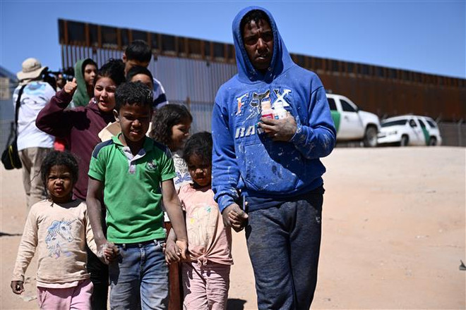 Người di cư vượt qua biên giới Mexico vào El Paso, bang Texas (Mỹ). (Ảnh: AFP/TTXVN) Số trẻ em ở khu vực Mỹ Latinh, Caribe rời bỏ đất nước đang tăng cao ảnh 1