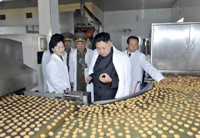 hà lãnh đạo Triều Tiên Kim Jong-un thăm một nhà máy sản xuất bánh quy. (Nguồn: Reuters) Trung Quốc để ngỏ việc nới lỏng lệnh trừng phạt kinh tế với Triều Tiên ảnh 1
