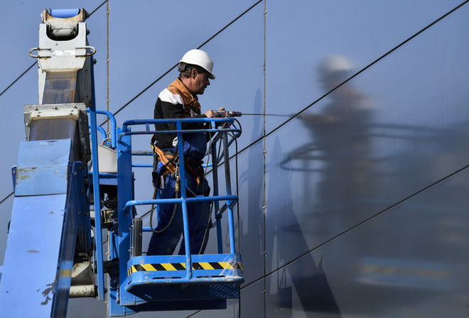 Công nhân làm việc tại Berlin, Đức. (Nguồn: AFP/TTXVN) Mức lương tại Đức tăng gấp 2,7 lần so với các nước Eurozone ảnh 1