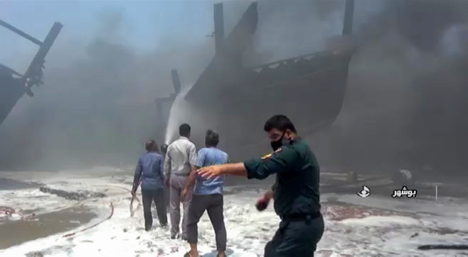 Không có thương vong trong vụ cháy nhiều tàu biển ở cảng Iran ảnh 1