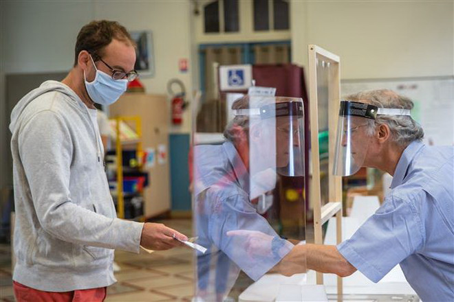 Người dân Paris, Pháp. (Ảnh: THX/TTXVN) EU đánh giá nguy cơ lây nhiễm virus SARS-CoV-2 trong không khí ảnh 1