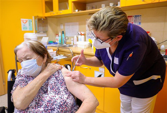 Tiêm vaccine ngừa COVID-19 cho người dân. (Ảnh: AFP/TTXVN) Liên minh châu Âu cán mốc tiêm 200 triệu liều vaccine ngừa COVID-19 ảnh 1