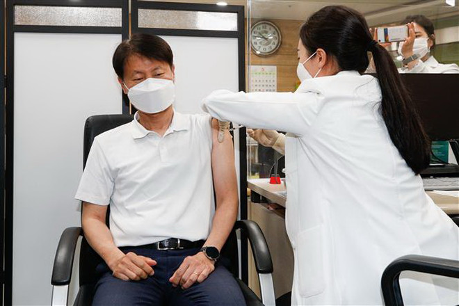 Hàn Quốc thắt chặt kiểm dịch chặn đà tăng của ca mắc biến thể mới ảnh 1