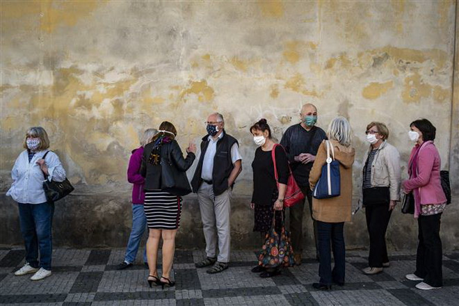 Người dân xếp hàng chờ xét nghiệm COVID-19 tại Prague, Cộng hòa Séc. (Ảnh: AFP/TTXVN) Séc cân nhắc phong tỏa, Anh siết chặt phòng dịch tại xứ England ảnh 1