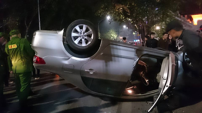 Hà Nội: Xế hộp 4 chỗ “ngửa bụng” ven hồ Gươm trong đêm ảnh 1