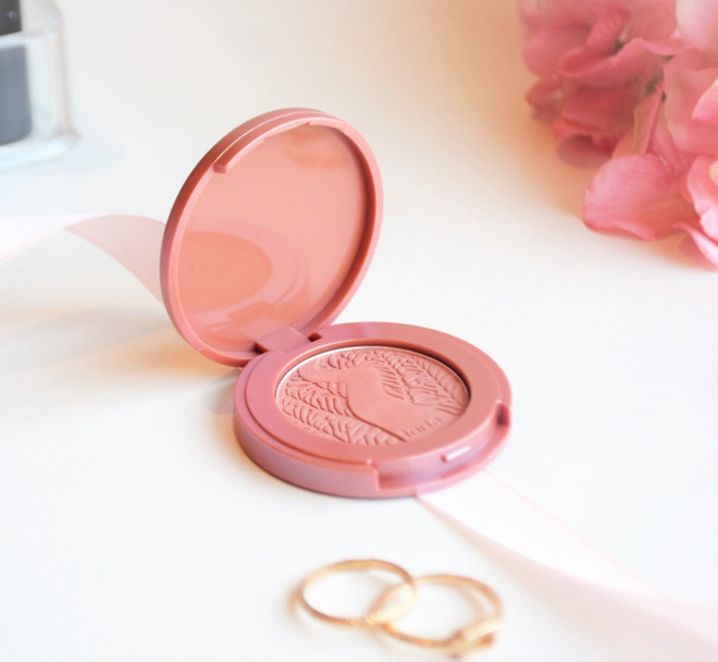 Bí quyết giúp bạn đi chúc Tết cả ngày không lo lớp trang điểm phai màu ảnh 8