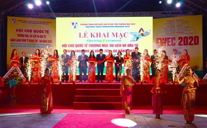 Các đại biểu cắt băng khai mạc Hội chợ. (Ảnh: Quốc Dũng/TTXVN) Hội chợ EWEC Đà Nẵng thu hút 350 gian hàng trong và ngoài nước ảnh 2