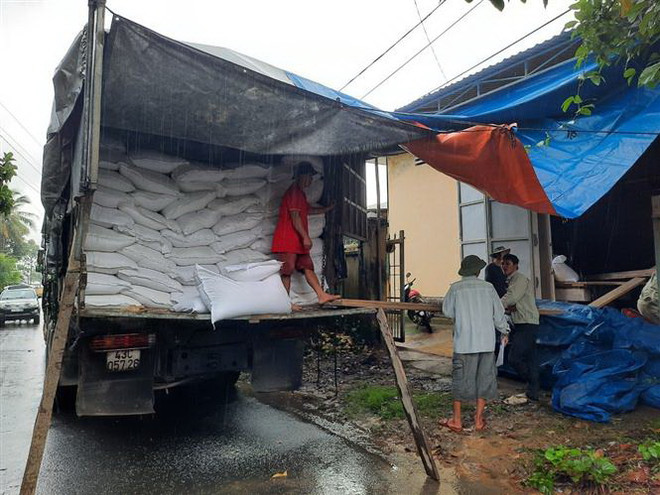 Cục Dự trữ Nhà nước khu vực Đà Nẵng xuất 100 tấn gạo dự trữ quốc gia cứu trợ khẩn cấp. (Ảnh minh họa. Quốc Dũng/TTXVN) Xuất cấp hơn 4.300 tấn gạo dự trữ cho 3 tỉnh bị thiên tai, mưa lũ ảnh 1