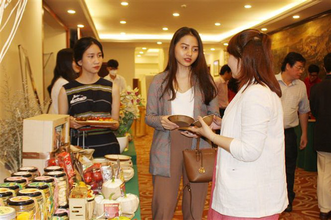 Doanh nghiệp giới thiệu sản phẩm bên lề Diễn đàn. (Ảnh: Xuân Anh/TTXVN) Thiết lập chuỗi sản xuất và kết nối thị trường Việt Nam-Hoa Kỳ ảnh 2