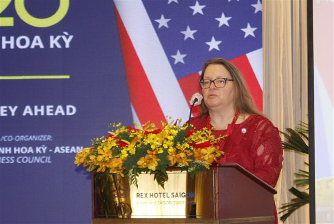 Bà Marie C. Damour, Tổng Lãnh sự Hoa Kỳ tại Thành phố Hồ Chí Minh, phát biểu tại Diễn đàn. (Ảnh: Xuân Anh/TTXVN) Thiết lập chuỗi sản xuất và kết nối thị trường Việt Nam-Hoa Kỳ ảnh 3