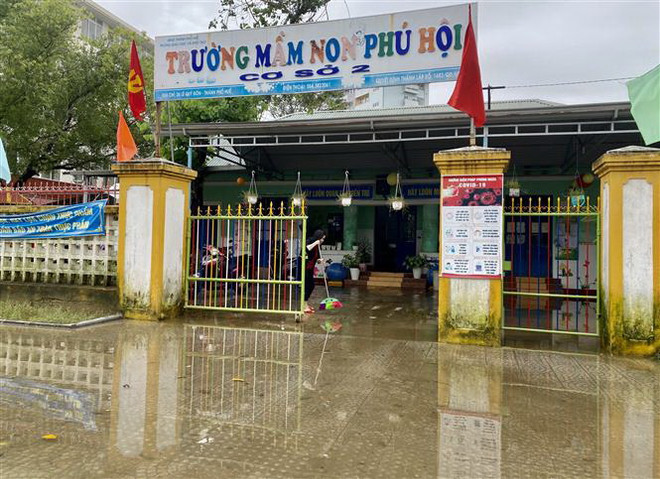 Giáo viên trường mầm non Phú Hội (cơ sở 2) dọn dẹp sau mưa. (Ảnh: Mai Trang/TTXVN) Ngành giáo dục Thừa Thiên-Huế nỗ lực vượt qua khó khăn sau bão lũ ảnh 2