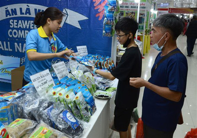 Người dân tham quan, mua sắm tại Hội chợ. (Ảnh: Quốc Dũng/TTXVN) Hội chợ EWEC Đà Nẵng thu hút 350 gian hàng trong và ngoài nước ảnh 1