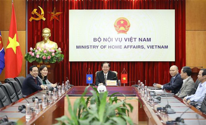 Bộ trưởng Bộ Nội vụ Lê Vĩnh Tân chủ trì tại điểm cầu Hà Nội. (Ảnh: Văn Điệp/TTXVN) ASEAN+3 về các vấn đề công vụ diễn ra theo hình thức trực tuyến ảnh 2