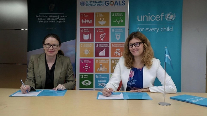 Đại sứ Ireland Deirdre Ní Fhallúin và đại diện UNICEF Silvia Danailov ký Biên bản ghi nhớ về việc Ireland tài trợ Chương trình cứu trợ khẩn cấp do bão Yagi gây ra, ngày 18/9. (Nguồn: UNICEF) dai su ireland tai viet nam2.jpg