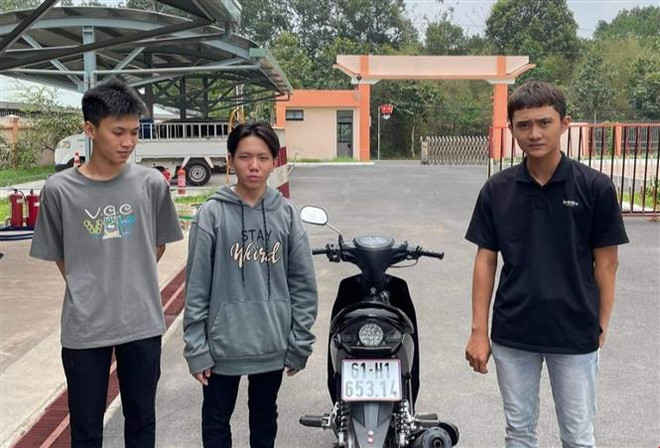 Bình Dương xử phạt thanh niên dùng chân lái xe 9 triệu đồng ảnh 1