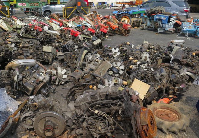 TP. HCM bắt 3 container chở đầy hàng hóa bị cấm nhập khẩu ảnh 1