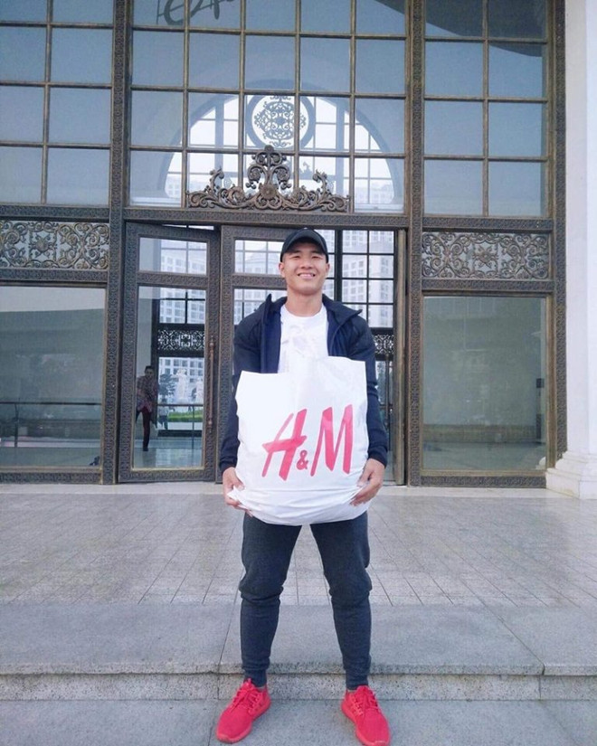 Mê mẩn với phong cách thời trang của những người hùng U23 Việt Nam ảnh 27