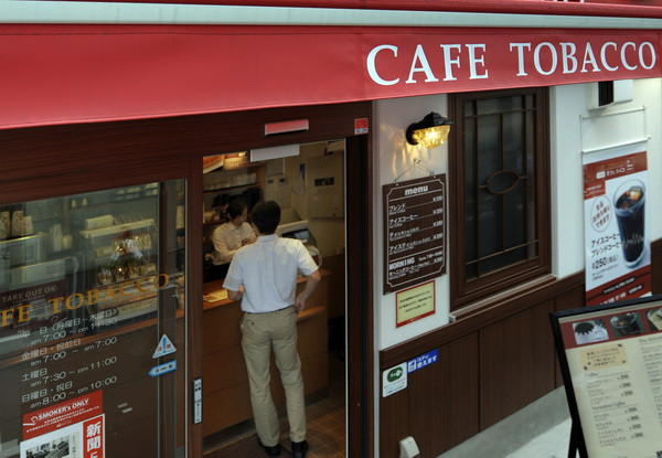 Mỗi ngày có 4.000 người vô gia cư tá túc trong quán càphê ở Tokyo ảnh 1