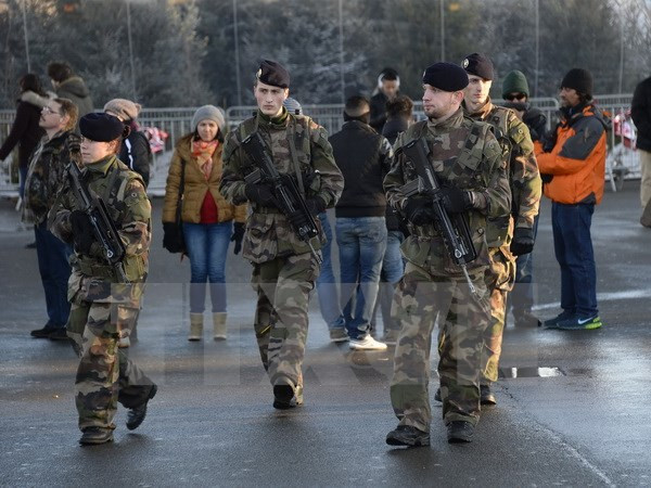 Pháp triển khai gần 5.000 binh sỹ bảo vệ các trường học Do Thái ảnh 1