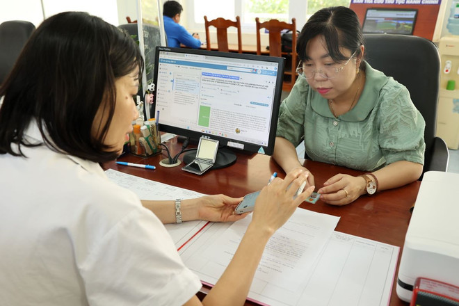 Cán bộ, công chức một cửa của UBND phường 1, thành phố Vũng Tàu, hướng dẫn người dân làm thủ tục hành chính. (Ảnh: Hoàng Nhị/TTXVN) ttxvn_dan_van_3.jpg