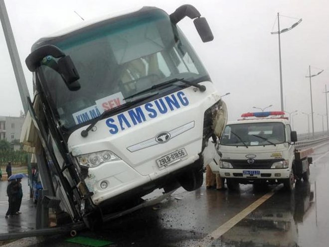 [Video] Xe khách 60 chỗ lật nghiêng trên cao tốc Nội Bài-Nhật Tân ảnh 1